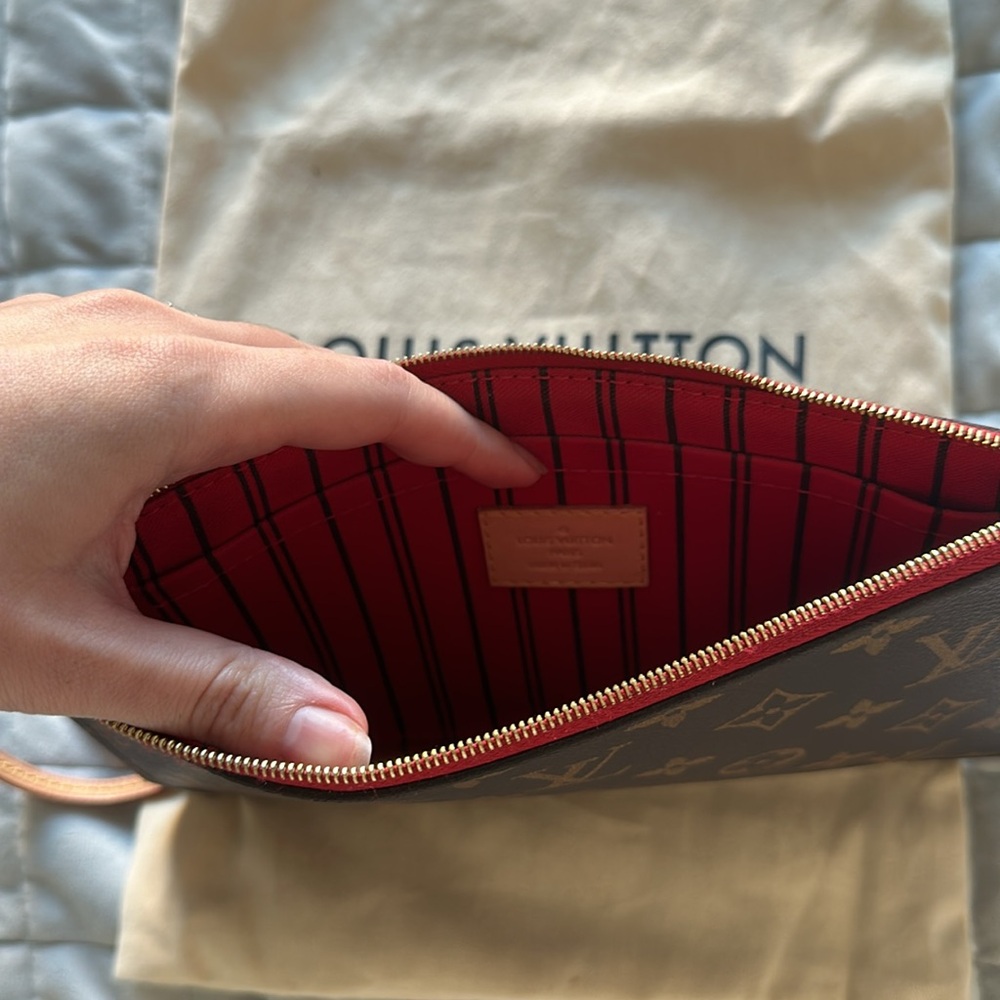 Louis Vuitton Neverfull Pochette - Picture 8 of 11